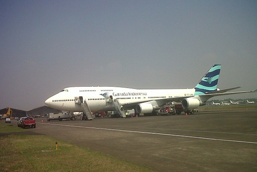 The pictures shows an airplane of Garuda Airline at Halim Perdanakusuma airport in East Jakarta, recently. The plane prepares to fly hajj pilgrims. The airport is predicted to be ready for commercial flight in October or November this year. (illustration)