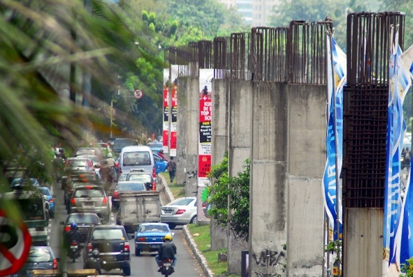 The pillars of halted Jakarta monorail project in Senayan, Jakarta (file phto)    