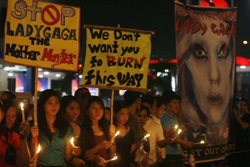 The plan of Lady Gaga's concert continuously stirs controversy in Indonesia. As in Manila, Phillipines, conservative Christian groups hold placards to protest against the first day of singer Lady Gaga's concert in Manila on May 21, 2012.   