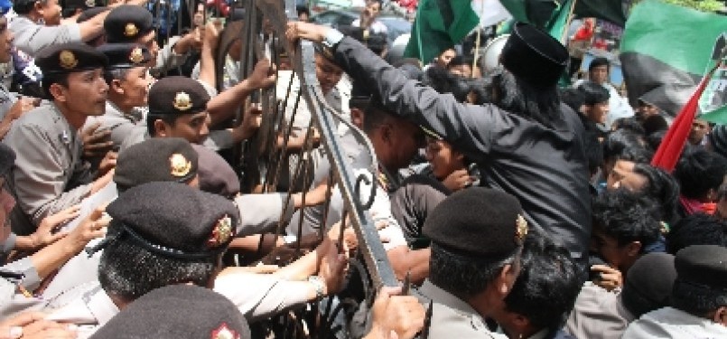 The plan to raise fuel price sparks protests across Indonesia, as seen in Malang. (illustration) 