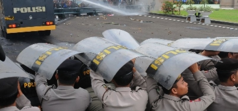 The police faces demostration in Jakarta, recently.