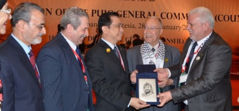 The President of the Parliamentary Union Of The OIC Member States (PUIC), Marzuki Alie (the third from right) accepts a foto of the late Yasser Arafat from palestine delegation in Palembang, Saturday