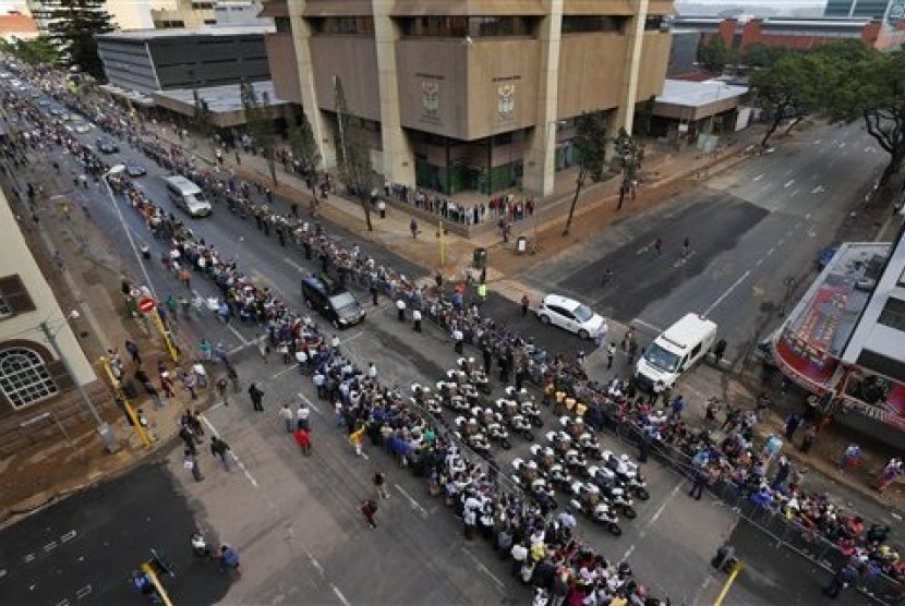 The procession for former South African president Nelson Mandela makes its way through the streets of Pretoria, South Africa, Wednesday, Dec. 11, 2013. 