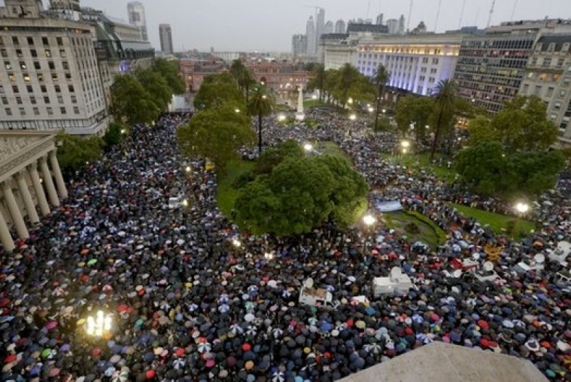 The protesters marched to the Plaza de Mayo, where the presidential palace is located
