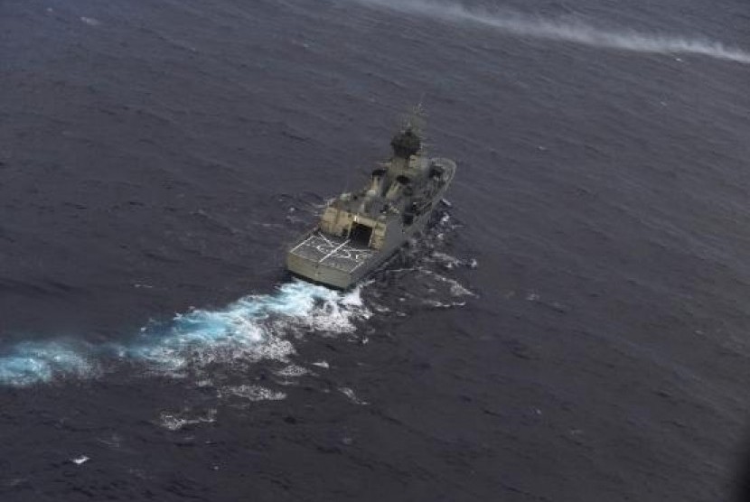 The Royal Australian Navy ship HMAS Perth is guided into position by a Royal New Zealand Airforce (RNZAF) P-3K2 Orion aircraft to recover an object in the southern Indian Ocean, on April 13, 2014.