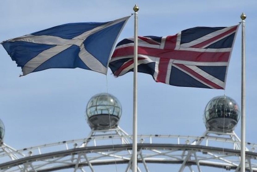 The Scottish saltire flag (left) and Union flag fly outside the Scottish Office, in central London August 28, 2014.