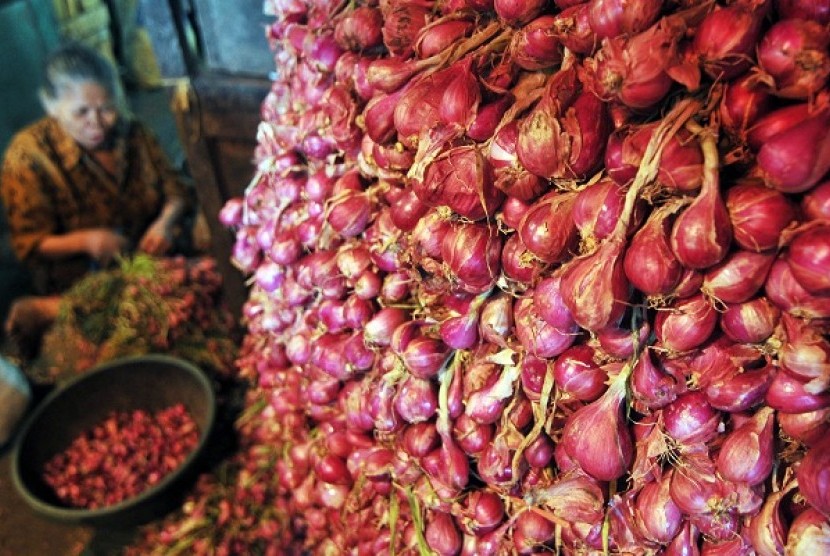 The shallot price that usually contibutes to inflation rate in Indonesia, is reported volatile during May.  