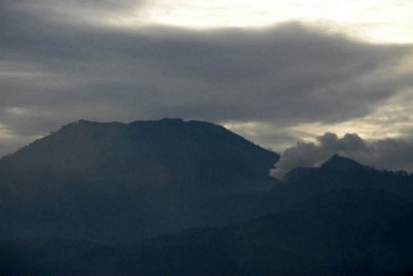 The smoke of Mount Ijen rises (photo file).