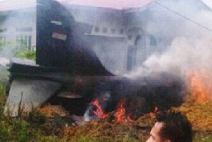 The smoke rises from the crashed Hawk-200 in Pekanbaru on Tuesday.  