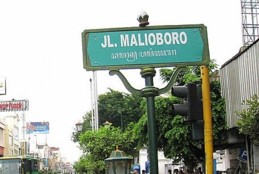 The streetname of Maliobiri in Yigyakarta is written in Javanese script. (I,lustration)