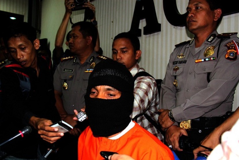 The suspect of former Aceh governor's attack (wearing mask), MTR (47 years).  