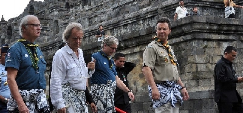 The Swdish King Carl XVI Gustaf (far left) visits Borobudur Temple in Magelang, Central Java, on Wednesday.  