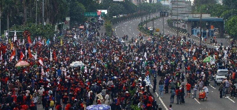 The tension is quite high when the protesters including thousands of workers occupy the main street in front of House of Representative's complex on Friday.  