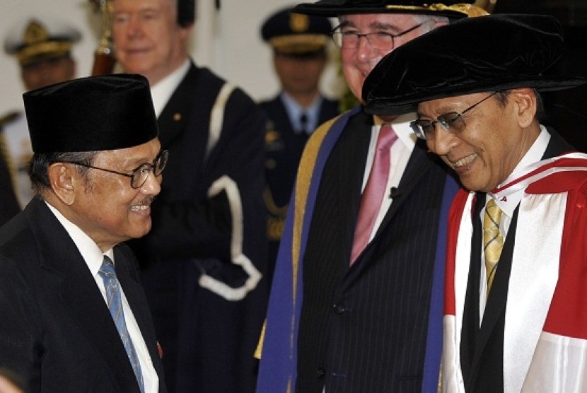 The third Indonesian President BJ Habibie (left) congratulates Vice President Boediono after being awarded an an honorary Doctorate of Laws from Monash University on Wednesday.  