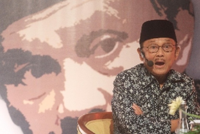 The third Indonesian president, BJ Habibie, suprises the audience during a movie screening held by Indonesian Student Association (PPI) and Indonesian community in The Haag, Netherland, on Sunday. (file photo)