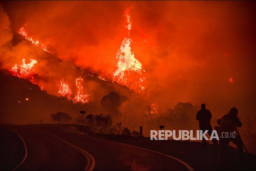 The Thomas fire membakar taman hutan nasional Los Padres National, Kalifornia, Jumat (8/12) waktu setempat.