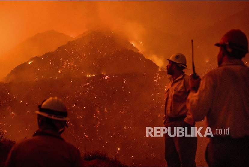 Kebakaran di Taman Hutan Nasional Los Padres National, Kalifornia, Jumat (8/12) waktu setempat.