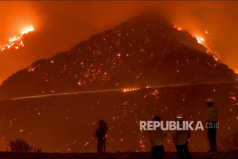 Kebakaran di Taman Hutan Nasional Los Padres National, Kalifornia, Jumat (8/12) waktu setempat.