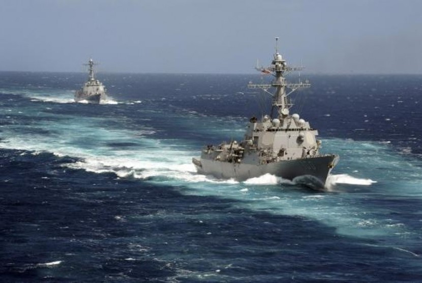 The US Navy deploys Arleigh Burke-class guided-missile destroyers USS Kidd and USS Pinckney to help searching the missing Malaysian airliner. (File photo)