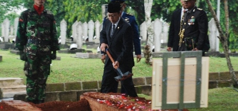 The vice president, Boediono, attends the burial ceremony at Kalibata cemetery that dedicated for Indonesian heroes and heroines.
