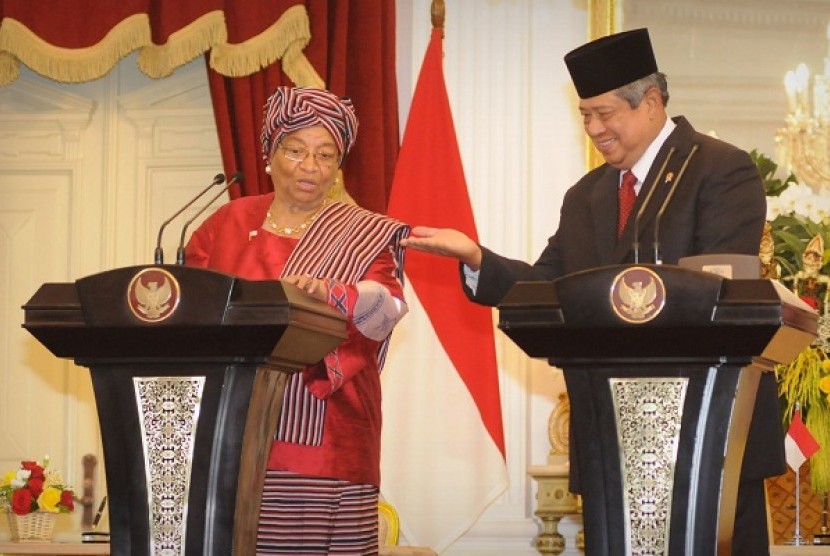 The visiting Liberian President Ellen Johnson Sirleaf (left) speaks during a press conference with Indonesian President Susilo Bambang Yudhoyono in the state palace in Jakarta on March 25. 