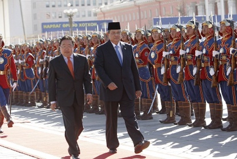 The visiting Presiden Susilo Bambang Yudhoyono (right) is accompanied with Presiden Mongolia Tsakhia Elbegdorj in Ulan Bator, Mongolia on Thursday.