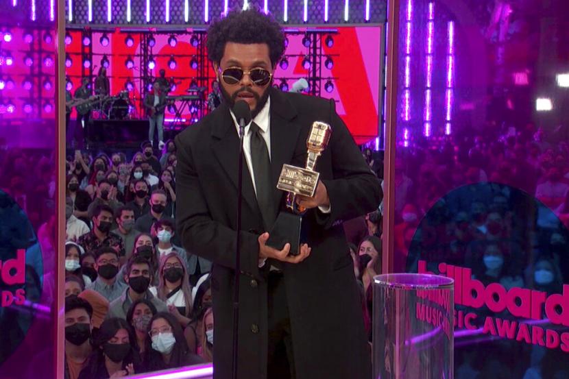 The Weeknd berpose usai menerima penghargaan Billboard Music Awards 2021. Penyanyi bernama asli Abel Makkonen Tesfaye itu kehilangan suaranya saat konser di California, AS, Sabtu (3/9/2022).