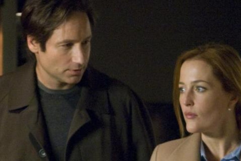 Serial The X-Files yang dibintangi David Duchovny dan Gillian Anderson.