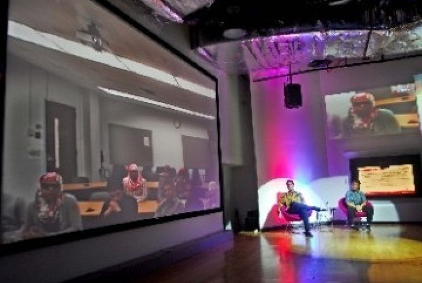 The Youth Muslims from Indonesia (right) and US (on the screen) hold a long distance video conference dialogue on Tuesday.