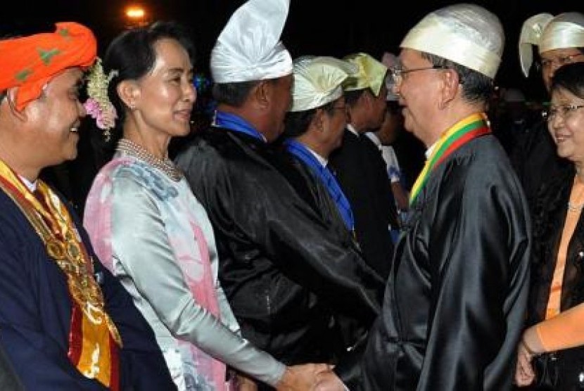 Thein Sein (kiri) menyalami Aung San Suu Kyi dalam sebuah acara kenegaraan.