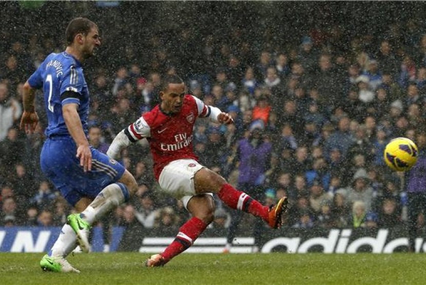 Theo Walcott (kanan) 