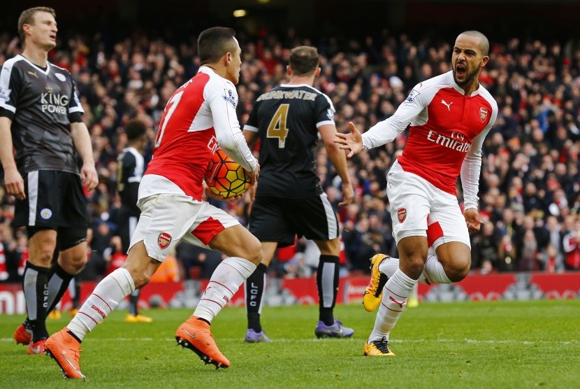 Theo Walcott (kanan) merayakan golnya ke gawang Leicester City dengan rekannya Alexis Sanchez.