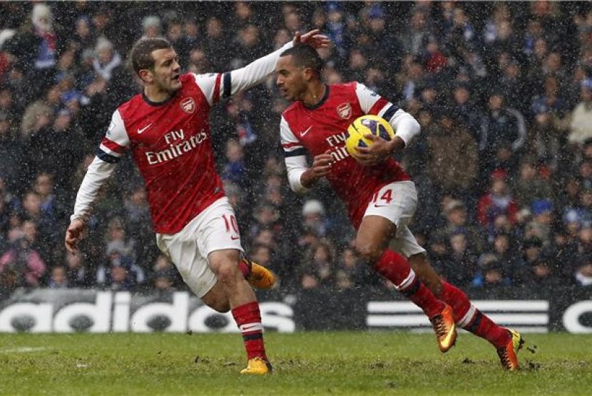 Theo Walcott (kanan), winger Arsenal, merayakan golnya bersama Jack Wilshire saat menghadapi Chelsea di laga Liga Primer Inggris di Stamford Bridge, London, akhir Januari lalu. 