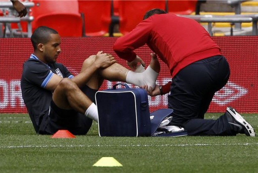 Theo Walcott, winger timnas Inggris, mendapat perawatan saat mengikuti pemusatan pelatihan timnas di Stadion Wembley, London, Jumat (1/6). 