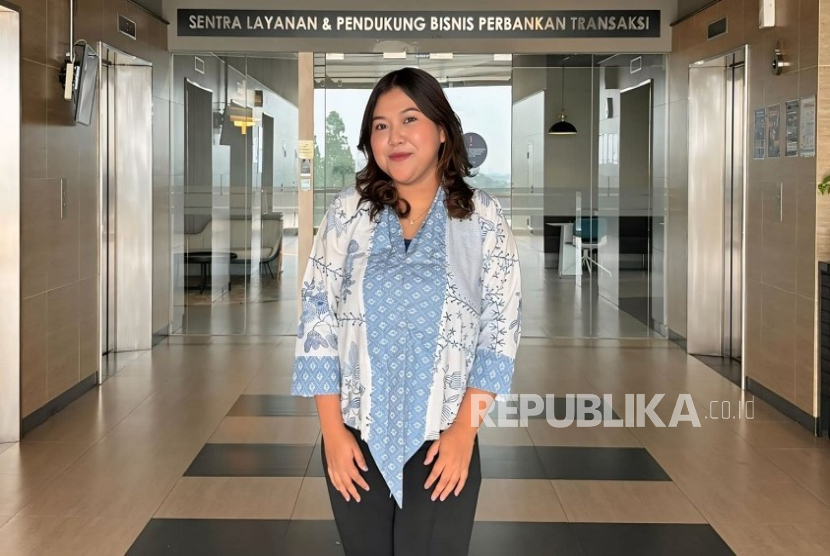 Theresia Sekarsari Ajeng, lulusan Program Studi (Prodi) Sistem Informasi Cyber University, sukses berkarier sebagai Admin Merchant Support di Bank Central Asia (BCA).