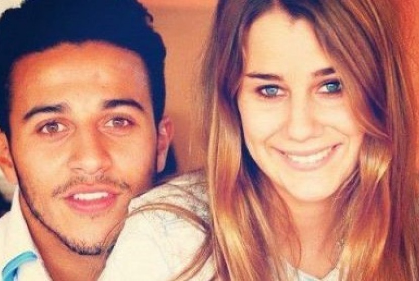 Thiago Alcantara dan Julie Vigas