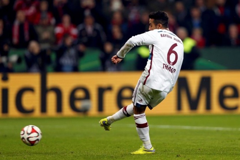 Thiago Alcantara saat melepaskan tendangan penalti penentu kemenangan Bayern Muenchen di semifinal Piala Jerman.