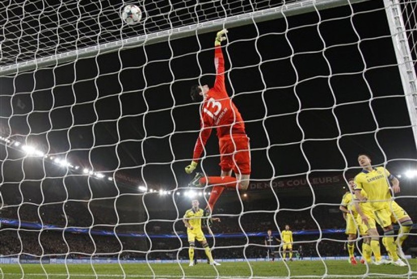 Thibaut Courtois saat beraksi di bawah mistar gawang Chelsea.