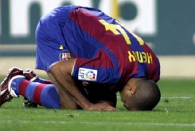 Thierry Henry saat sujud syukur sebagai selebrasi usai mencetak gol.