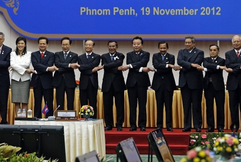 Thirteen leaders hold hands for a family photo at the ASEAN plus Three session of the 21st ASEAN (Association of Southeast Asian Nations) and East Asia summits in Phnom Penh November 19, 2012. Indonesian President Susilo Bambang Yudhoyono hold bilateral me