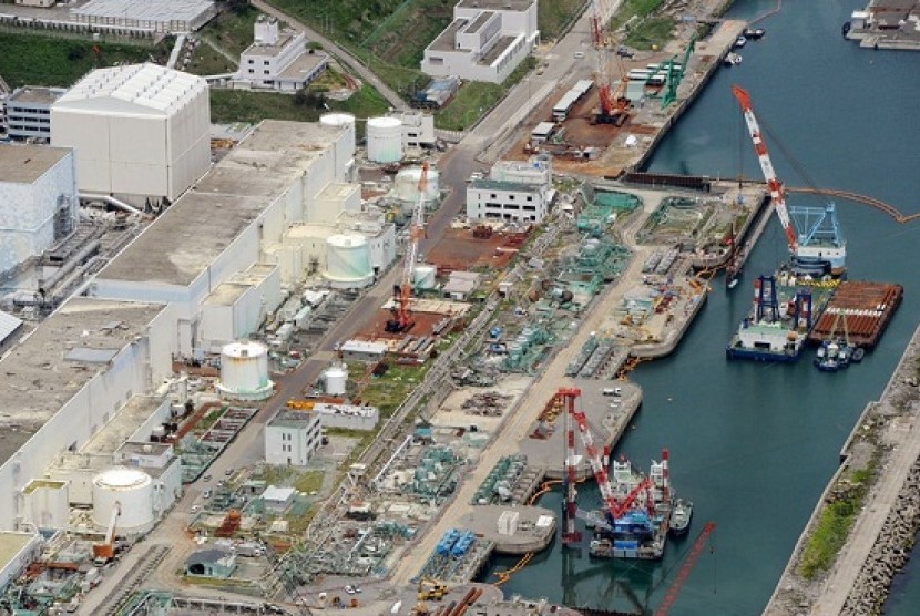 This aerial photo taken on July 9, 2013 shows reactor buildings Unit 2, left, and Unit 1 at Fukushima Dai-ichi nuclear power plant in Okuama, Fukushima Prefecture, northern Japan. 