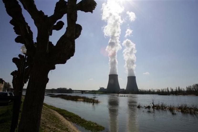 This March 27, 2007 file photo shows the Belleville-sur-Loire's nuclear plant, across the Loire river, central France. 