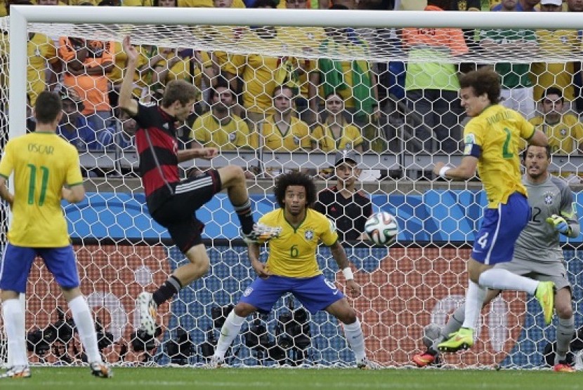Thomas Mueller berhasil menyarangkan bola di partai semifinal Piala Dunia 2014 menghadapi tuan rumah Brasil