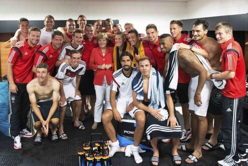 Thomas Mueller dan kawan-kawan merayakan kemenangan 4-0 atas Portugal bersama Kanselir Angela Merkel