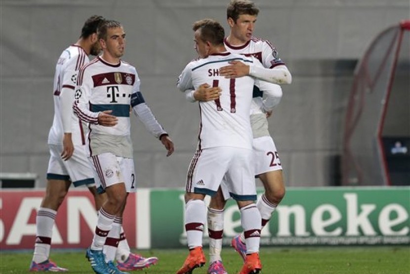Thomas Mueller (kanan) berpelukan dengan Xherdan Shaqiri usai Bayern Muenchen mengalahkan CSKA Moskow 1-0.