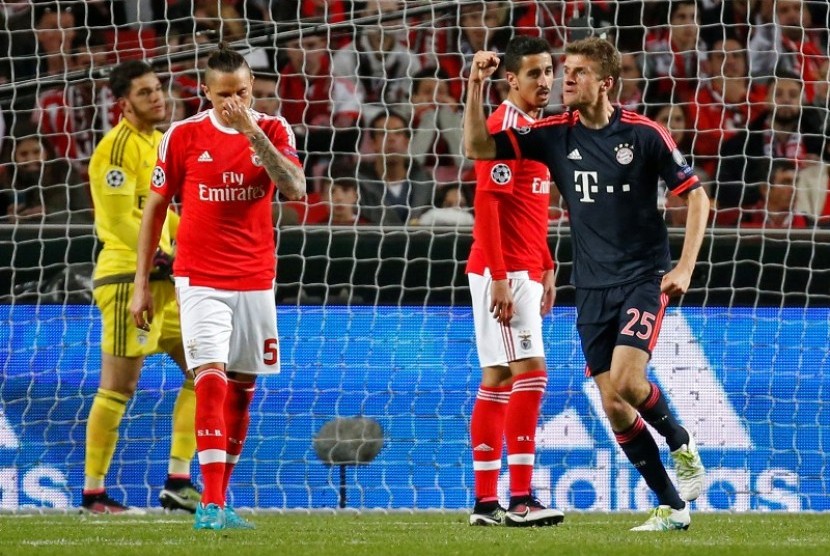 Thomas Mueller (kanan) merayakan golnya ke gawang Benfica.