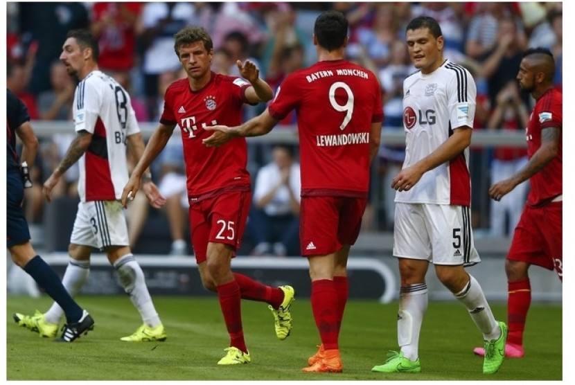 Thomas Mueller (kedua dari kiri) usai membobol gawang Bayer Leverkusen.