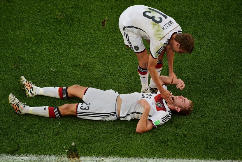 Thomas Mueller membantu Christoph Kramer yang sedang cedera dan berbaring saat laga final Piala Dunia 2014