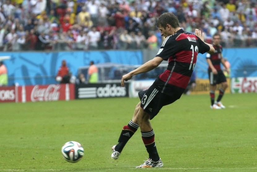 Thomas Mueller mencetak gol ke gawang Amerika Serikat