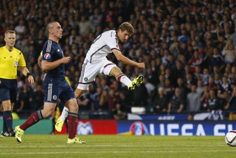 Thomas Mueller (putih)